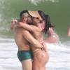 Gracyanne Barbosa e Belo trocam beijos apaixonados em praia do Rio