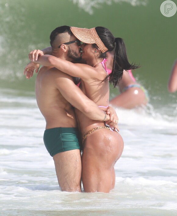Gracyanne Barbosa e Belo trocam beijos apaixonados em praia do Rio