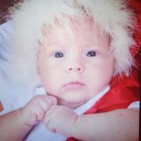 Mãe de Davi Lucca, filho de Neymar, posta foto do bebê vestido de Papai Noel
