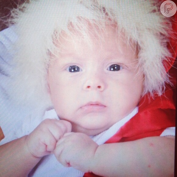 Carolina Dantas postou foto na tarde desta segunda-feira (24), em seu Instagram, do filho Davi Lucca vestido de Papai Noel