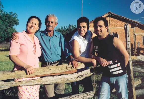 Zezé Di Camargo e Luciano com os pais em fazenda onde moravam quando eram pequenos