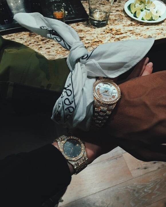 Kylie Jenner vive affair com rapper PartyNextDoor publicou uma foto no Instagram de dois pulsos, exibindo relógios da marca Rolex e marcou Kylie Jenner. 'Batalha de diamantes com Kylie'