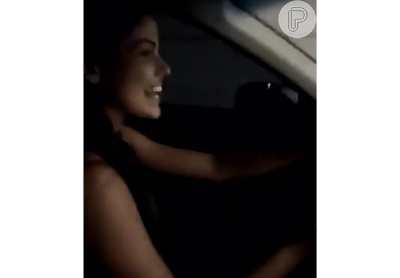 Munik foi filmada dirigindo o carro ao sair da concessionária: 'Olha ela motorizada'