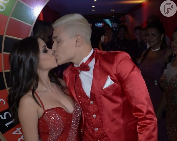 MC Gui trocou beijos com a namorada, Luiza Cioni, em sua festa de 18 anos