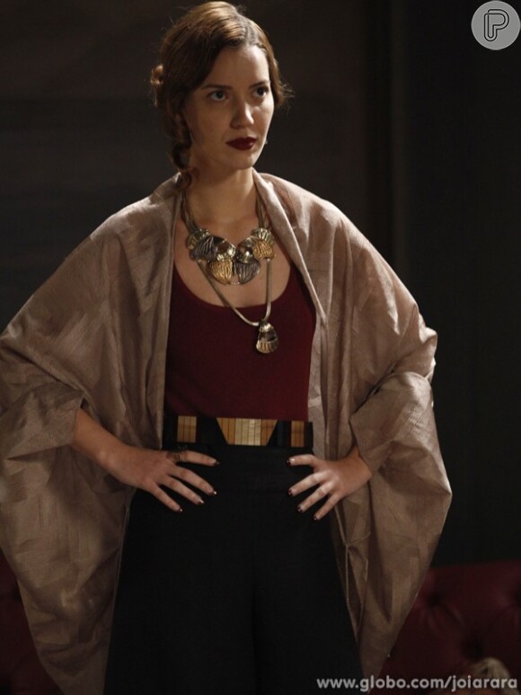 Silvia (Nathalia Dill) quer ir para os Himalaias atrapalhar uma possível reaproximação de Franz (Bruno Gagliasso) e Amélia (Bianca Bin), em 'Joia Rara'