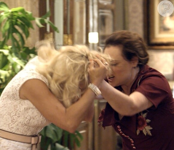 Em 'Êta Mundo Bom!', Sandra (Flávia Alessandra) expulsa Cunegundes (Elizabeth Savala) da mansão e as duas saem no tapa