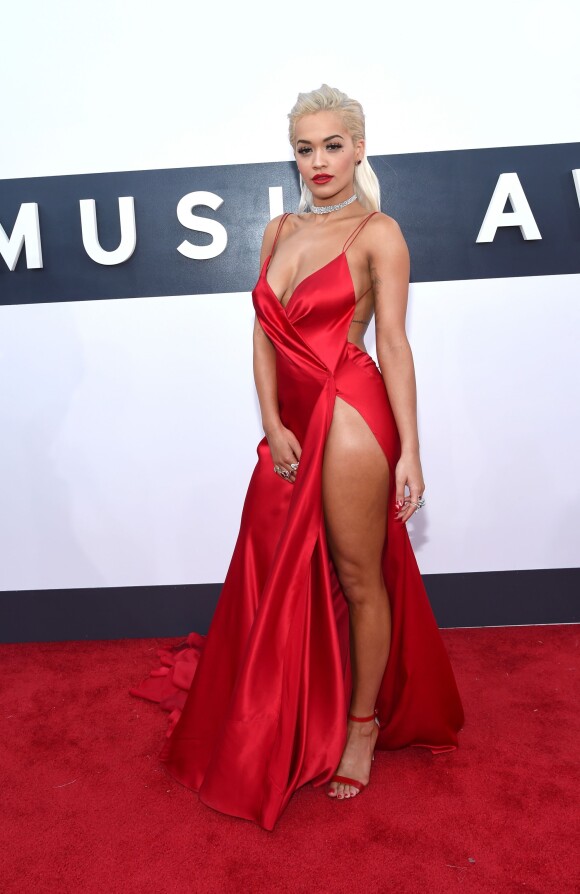 Vestido usado pela cantora Rita Ora durante o VMA de 2014 foi produzido pelos estilistas do ateliê Donna Karan