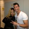 Cristiano Ronaldo, que já está acostumado a posar com fãs, teve seu momento tiete com a cantora Rihanna
