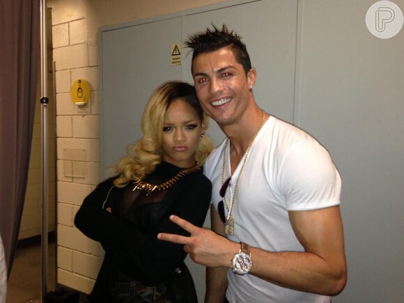 Cristiano Ronaldo, que já está acostumado a posar com fãs, teve seu momento tiete com a cantora Rihanna