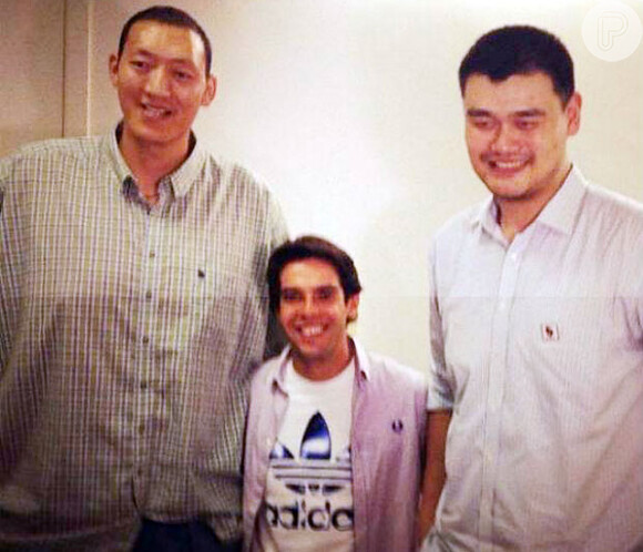 'E a visita a China começa em grandeeeeeee estilo', escreveu Kaká na legenda da foto em que aparece ao lado de dois jogadores de basquete chineses