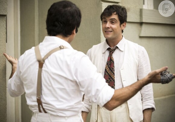 Candinho (Sergio Guizé) vai até o ateliê e confronta Ernesto (Eriberto Leão), na novela 'Êta Mundo Bom!'