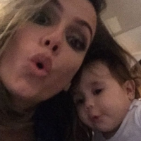 Deborah Secco imita pose da filha, Maria Flor, de 5 meses: 'Fazendo bico'