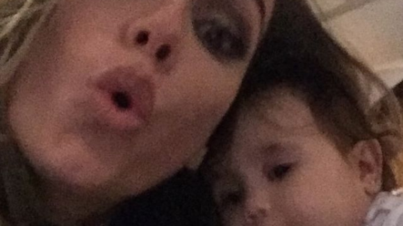 Deborah Secco imita pose da filha, Maria Flor, de 5 meses: 'Fazendo bico'