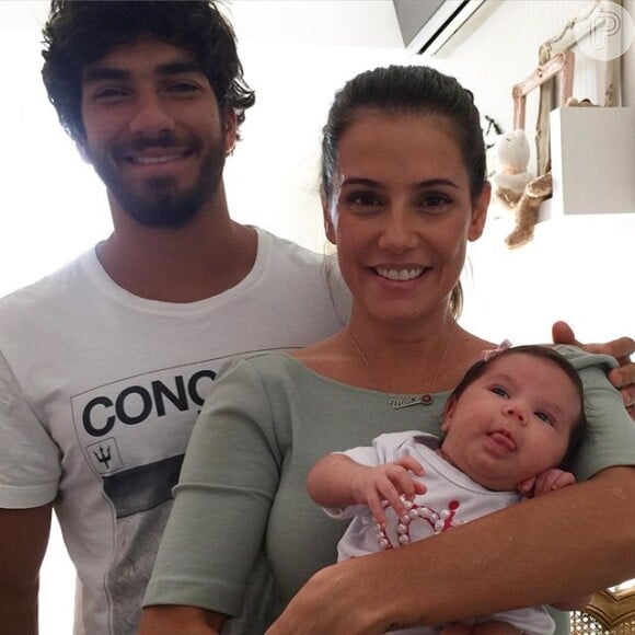 Os pais da menina, Hugo Moura e Deborah Secco, compartilham momentos de fofura em suas redes sociais
