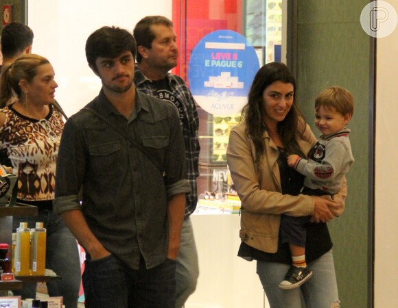 Felipe Simas se divertiu em família em shopping na Barra nesta sexta-feira, dia 20 de maio de 2016