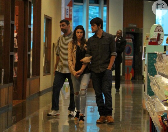 Felipe Simas se divertiu em família em shopping na Barra nesta sexta-feira, dia 20 de maio de 2016