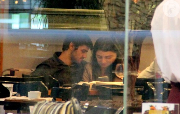 Felipe Simas se divertiu em família em shopping na Barra nesta sexta-feira, dia 20 de maio de 2016