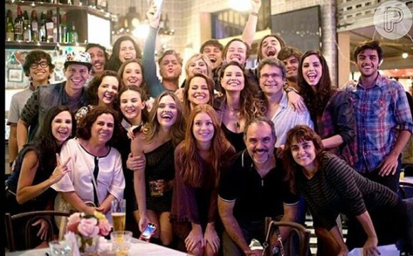 Marina Ruy Barbosa e elenco de 'Totalmente Demais' gravam de madrugada: 'Feliz', neste sábado, 21 de maio de 2016