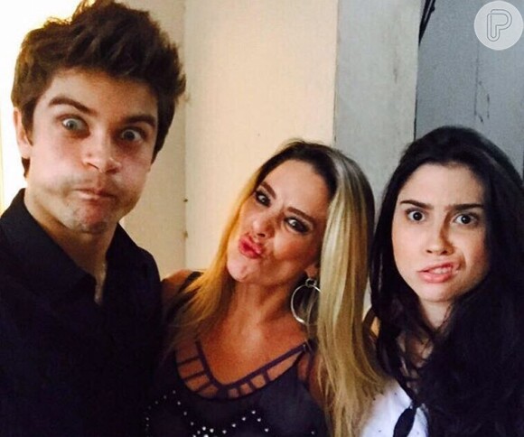 Marina Ruy Barbosa e elenco de 'Totalmente Demais' gravam de madrugada: 'Feliz', neste sábado, 21 de maio de 2016