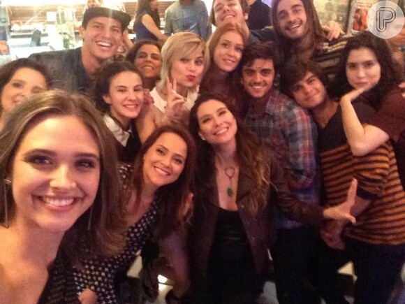 Marina Ruy Barbosa e elenco de 'Totalmente Demais' gravam de madrugada: 'Feliz', neste sábado, 21 de maio de 2016