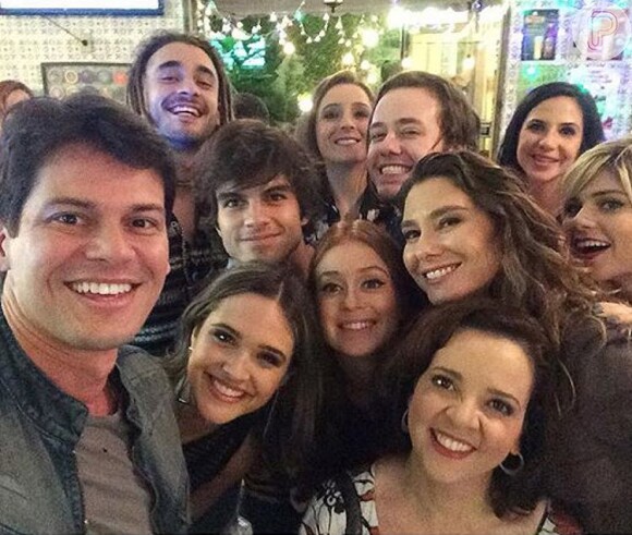 Marina Ruy Barbosa e elenco de 'Totalmente Demais' gravam de madrugada: 'Feliz', neste sábado, 21 de maio de 2016