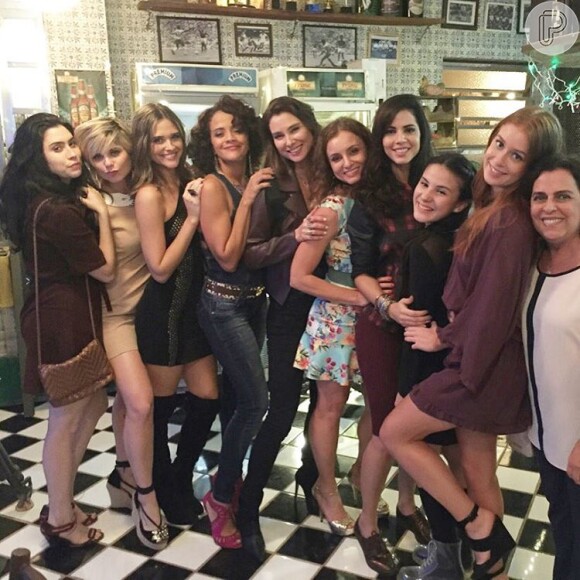 Marina Ruy Barbosa e elenco de 'Totalmente Demais' gravam de madrugada: 'Feliz', neste sábado, 21 de maio de 2016