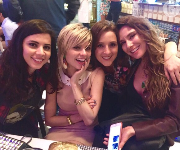 Marina Ruy Barbosa e elenco de 'Totalmente Demais' gravam de madrugada: 'Feliz', neste sábado, 21 de maio de 2016