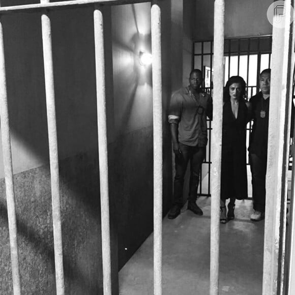 Juliana Paes mostra bastidor de 'Totalmente Demais' e faz mistério com foto de Carolina sendo presa: 'Será que ela merece isso?'