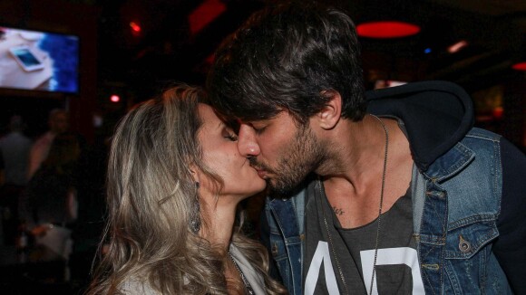 Renan, do 'BBB16', comemora aniversário de 30 anos e troca beijos com a namorada