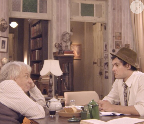 Pancrácio (Marco Nanini) conta a Candinho (Sergio Guizé) que Filomena (Débora Nascimento) está esperando um filho dele, na novela 'Êta Mundo Bom!'