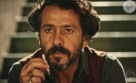 Cícero (Marcos Palmeira) se arrepende depois do sexo e rejeita Dalva (Mariene de Castro), na novela 'Velho Chico'