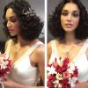 Para o casamento com José Loreto, Débora Nascimento usou os cabelos soltos, com um arranjo na cabeça, e segurou um buquê de flores vermelhas e brancas