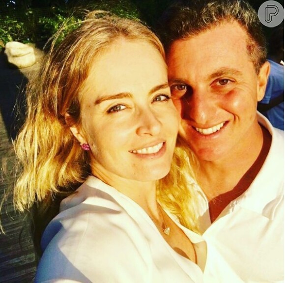 Angélica e Luciano Huck posam em selfie: 'É nós'