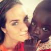 Giovanna Ewbank posou com uma menina na África, a quem conheceu durante viagem em 2015. A atriz e o marido, Bruno Gagliasso, adotaram uma garota naquele continente
