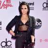 Demi Lovato chegou ao Billboard Awards 2016 com look Chanel, composto por calça pantalona, top e blazer, neste domingo, 22 de maio de 2016