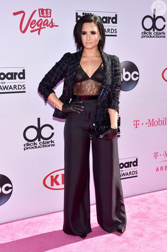 Demi Lovato chegou ao Billboard Awards 2016 com look Chanel, composto por calça pantalona, top e blazer, neste domingo, 22 de maio de 2016