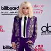 Kesha apostou em terninho roxo e gravata para ir ao Billboard Awards 2016, neste domingo, 22 de maio de 2016