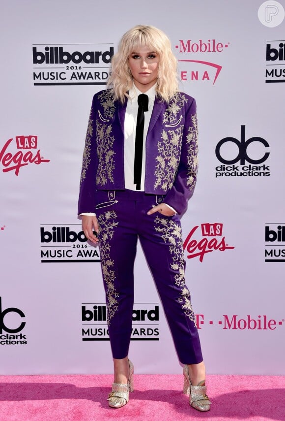 Kesha apostou em terninho roxo e gravata para ir ao Billboard Awards 2016, neste domingo, 22 de maio de 2016