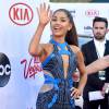 Ariana Grande optou por vestido longo em preto e azul Atelier Versace no Billboard Awards 2016, neste domingo, 22 de maio de 2016