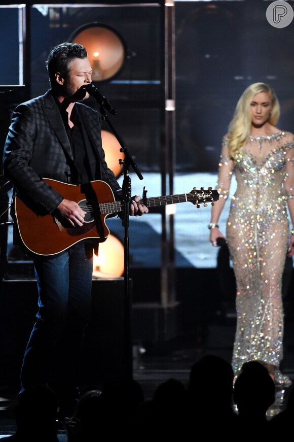 Gwen Stefani se apresentou no Billboard Awards 2016 ao lado do namorado, Blake Shelton, usando vestido com transparência e brilhos neste domingo, 22 de maio de 2016