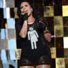 Demi Lovato se apresentou no Billboard Awards 2016 usando camiseta em apoio à causa LGBT e deixou as pernas à mostra com botas over the knee, neste domingo, 22 de maio de 2016