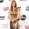 Céline Dion usou vestido dourado e com fenda na perna no Billboard Awards 2016, neste domingo, 22 de maio de 2016
