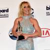 Depois de receber o prêmio Millennium Award no Billboard Awards 2016, Britney Spears vestido Charbel Zoe Couture azul com transparência