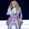 Madonna usou terno lilás Gucci e blusa de babados no Billboard Awards 2016, neste domingo, 22 de maio de 2016