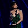 Rihanna subiu ao palco do Billboard Awards 2016 para pegar o prêmio pelo Conjunto da Obra e apostou em vestido verde Dries Van Noten