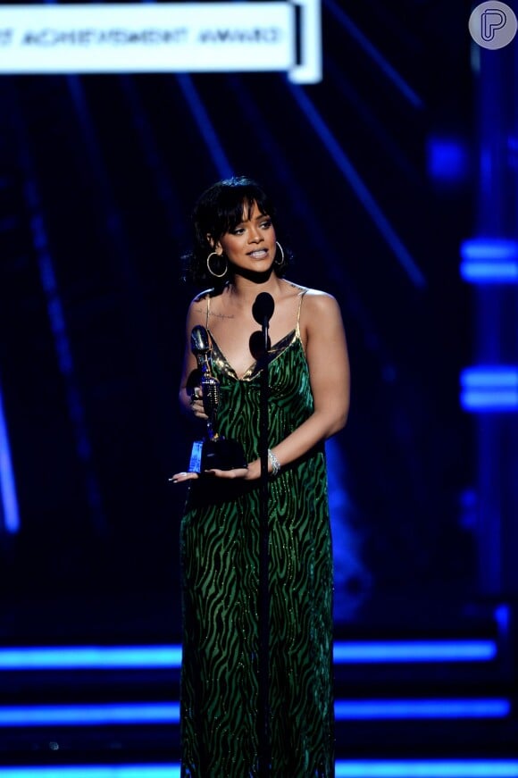 Rihanna subiu ao palco do Billboard Awards 2016 para pegar o prêmio pelo Conjunto da Obra e apostou em vestido verde Dries Van Noten