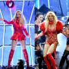 Para performance no Billboard Awards 2016, Britney Spears escolheu look sexy vermelho que destacou sua boa forma, neste domingo, 22 de maio de 2016