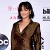 Rihanna apostou em vestido marrom de seda Thierry Mugler e sapatos mules para o Billboard Awards 2016, neste domingo, 22 de maio de 2016