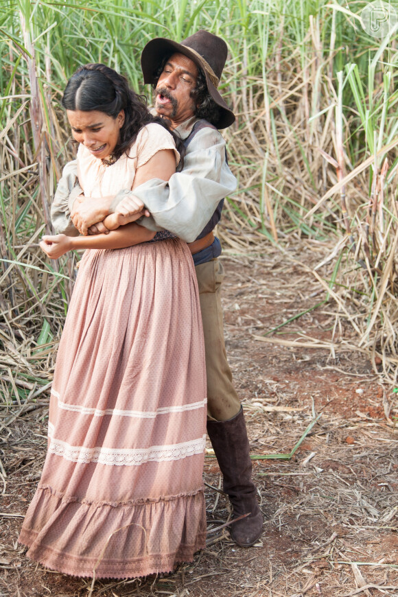 Juliana (Gabriela Moreyra) fere Zé Leão (Marcello Escorel) ao ser atacada por ele, na novela 'Escrava Mãe', em 1º de junho de 2016