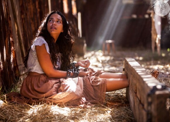 Juliana (Gabriela Moreyra) é acorrentada em um tronco e chama por Teresa (Roberta Gualda), na novela 'Escrava Mãe', em 3 de junho de 2016